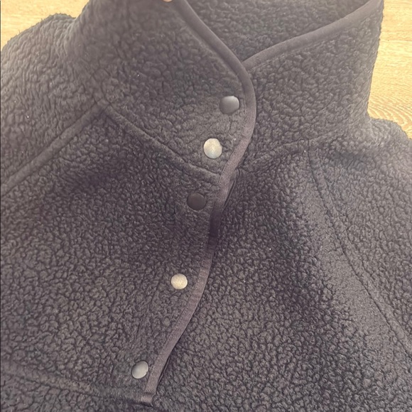 Aritzia Sunday Best Sherpa Black Fleece Pullover. Size S. Great condition. - Picture 4 of 5